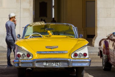 Havana, Küba - 02 16 2018: Klasik klasik Amerikan arabaları tamamen restore edildi - bu araçlar turizm için taşımacılık ve kentin en uygun rengini sağlıyor.