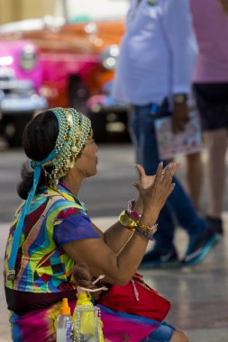 Havana, Küba - 02: 12, 2018: Tanımlanamayan falcı Old Havana parklarında hizmet ve eğlence sağlıyor.