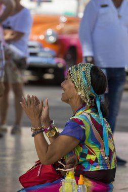 Havana, Küba - 02: 12, 2018: Tanımlanamayan falcı Old Havana parklarında hizmet ve eğlence sağlıyor.