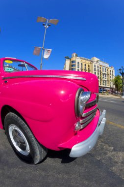 Havana, Küba - 02 16 2018: Klasik klasik Amerikan arabaları tamamen restore edildi - bu araçlar turizm için taşımacılık ve kentin en uygun rengini sağlıyor.