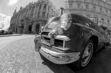 Havana, Küba - 02 16 2018: Klasik klasik Amerikan arabaları tamamen restore edildi - bu araçlar turizm için taşımacılık ve kentin en uygun rengini sağlıyor.