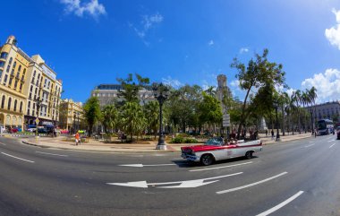 Havana, Küba - 02 16 2018: Klasik klasik Amerikan arabaları tamamen restore edildi - bu araçlar turizm için taşımacılık ve kentin en uygun rengini sağlıyor.