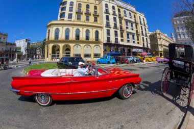 Havana, Küba - 02 16 2018: Klasik klasik Amerikan arabaları tamamen restore edildi - bu araçlar turizm için taşımacılık ve kentin en uygun rengini sağlıyor.