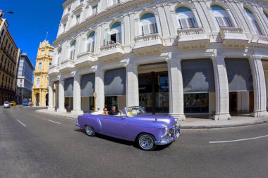 Havana, Küba - 02 16 2018: Klasik klasik Amerikan arabaları tamamen restore edildi - bu araçlar turizm için taşımacılık ve kentin en uygun rengini sağlıyor.