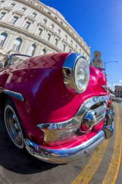 Havana, Küba - 02 16 2018: Klasik klasik Amerikan arabaları tamamen restore edildi - bu araçlar turizm için taşımacılık ve kentin en uygun rengini sağlıyor.