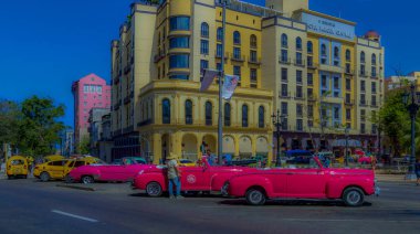 Havana, Küba - 02: 16, 2018: Tamamen restore edilmiş klasik Amerikan arabaları - turizm için atmosfer ve ulaşım.