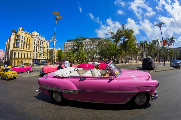 古巴哈瓦那 2018年2月16日 美国老式经典汽车完好无损 这些汽车为游客提供交通服务 同时也为整个城市增添了色彩 — 图库照片
