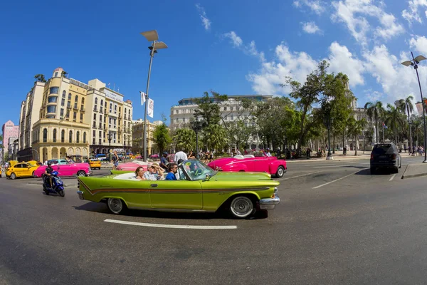 古巴哈瓦那 2018年2月16日 美国老式经典汽车完好无损 这些汽车为游客提供交通服务 同时也为整个城市增添了色彩 — 图库照片
