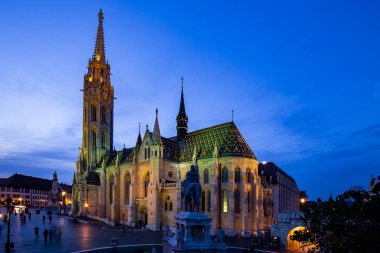 Budapeşte 'deki yeni yenilenmiş Mathias Kilisesi dünyanın dört bir yanındaki turistler için büyük bir cazibe merkezi. Budapeşte 'nin güzelliği, Macaristan' ın yüzyıllar boyunca gece ortaya çıktı..