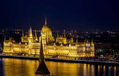 Budapeşte Macaristan 'daki balıkçı kalesinden alınan parlamento binasının gece görüşü