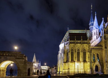 Budapeşte, Macaristan - 19 Ekim 2019: Sonbahar gecesinde ünlü Balıkçı Kalesi. 1895 ve 1902 yılları arasında Frigyes Schulek 'in planları üzerine tasarlandı ve inşa edildi..