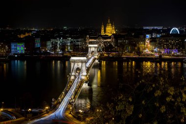  Budapeşte 'deki Zincir Köprüsü gece Kale' den izlendi. Budapeşte 'deki Tuna Nehri' nin ilk kalıcı köprüsü 1849 'da açıldı..