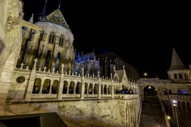 Budapeşte, Macaristan - 19 Ekim 2019: Sonbahar gecesinde ünlü Balıkçı Kalesi. 1895 ve 1902 yılları arasında Frigyes Schulek 'in planları üzerine tasarlandı ve inşa edildi..