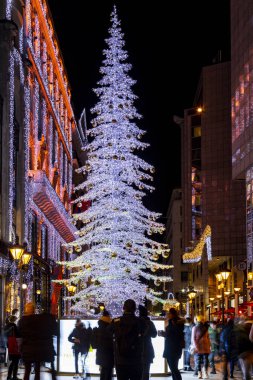 Budapeşte, Macaristan - 03 Aralık 2019: Turistler Budapeşte 'nin aşağısındaki Noel ruhu ve ışık gösterisinin tadını çıkarıyorlar. Bu geleneksel Noel fuarı her yıl bir milyondan fazla ziyaretçiyi çekiyor..