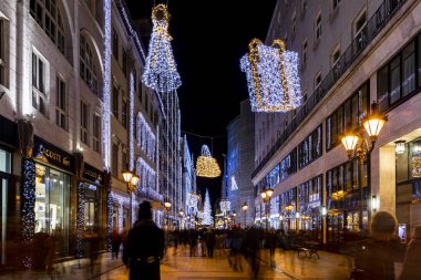 Budapeşte, Macaristan - 03 Aralık 2019: Turistler Budapeşte 'nin aşağısındaki Noel ruhu ve ışık gösterisinin tadını çıkarıyorlar. Bu geleneksel Noel fuarı her yıl bir milyondan fazla ziyaretçiyi çekiyor..