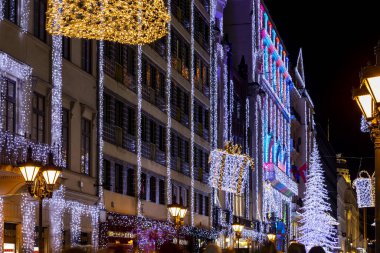 Budapeşte, Macaristan - 03 Aralık 2019: Turistler Budapeşte 'nin aşağısındaki Noel ruhu ve ışık gösterisinin tadını çıkarıyorlar. Bu geleneksel Noel fuarı her yıl bir milyondan fazla ziyaretçiyi çekiyor..