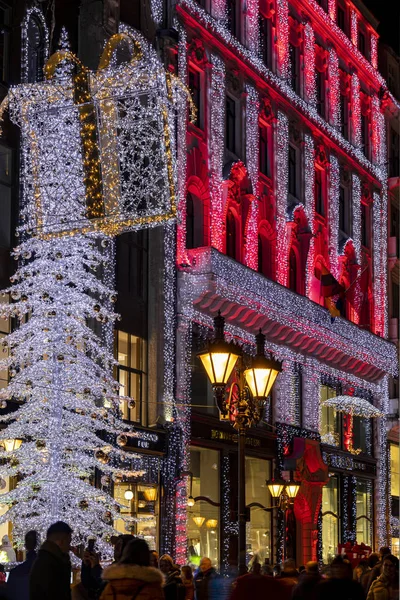 ブダペスト ハンガリー 2019年12月3日 観光客は ブダペストのダウンタウンでクリスマスの精神と光のショーをお楽しみください この伝統的なクリスマスフェアは毎年100万人以上の訪問者を魅了します — ストック写真