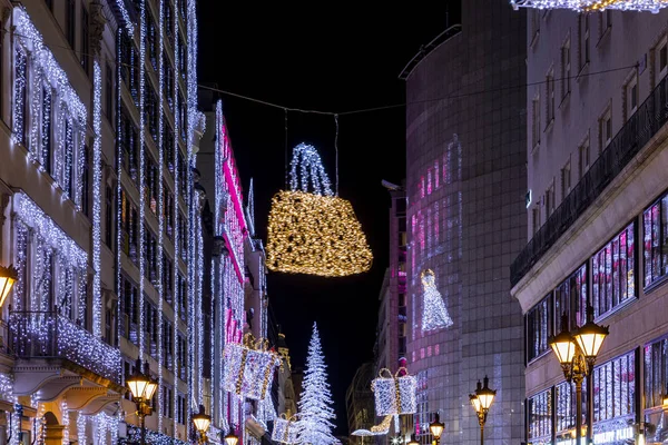 ブダペスト ハンガリー観光客は ブダペストのダウンタウンでクリスマスの精神と光のショーをお楽しみください この伝統的なクリスマスフェアは毎年100万人以上の訪問者を魅了します — ストック写真