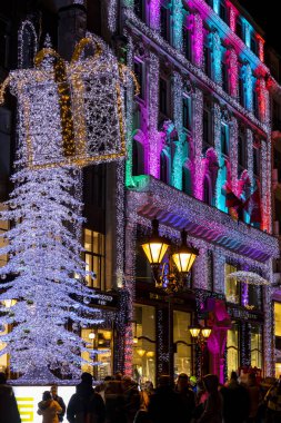 Budapeşte, Macaristan - 6 Aralık 2019: Turistler Budapeşte 'nin aşağısındaki Noel ruhu ve ışık gösterisinin tadını çıkarıyorlar. Bu geleneksel Noel fuarı her yıl bir milyondan fazla ziyaretçiyi çekiyor..