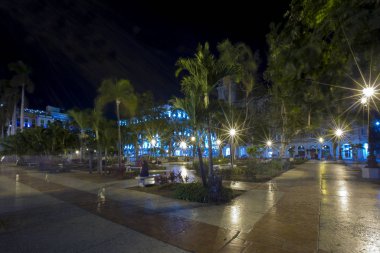 Paseo de Marti 'deki Hotel Inglaterra ve Gran Teatro de La Habana' nın (Paseo del Prado) gece manzarası Havana Cuba. 