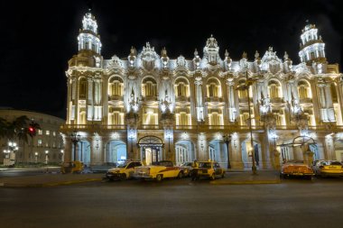  Paseo de Marti 'deki Inglaterra Oteli ve Gran Tiyatrosu' nun (Paseo del Prado) gece manzarası