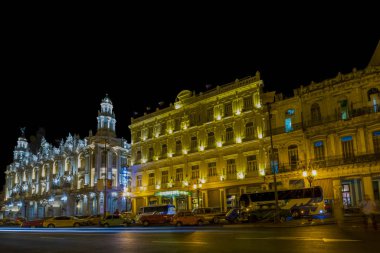  Paseo de Marti 'deki Inglaterra Oteli ve Gran Tiyatrosu' nun (Paseo del Prado) gece manzarası