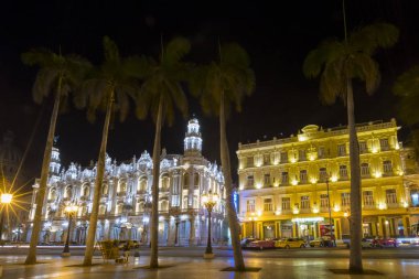  Paseo de Marti 'deki Inglaterra Oteli ve Gran Tiyatrosu' nun (Paseo del Prado) gece manzarası