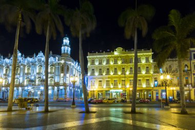  Paseo de Marti 'deki Inglaterra Oteli ve Gran Tiyatrosu' nun (Paseo del Prado) gece manzarası