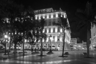  Paseo de Marti 'deki Hotel Inglaterra ve Gran Teatro de La Habana' nın (Paseo del Prado) gece görüşü - Havana Küba. 