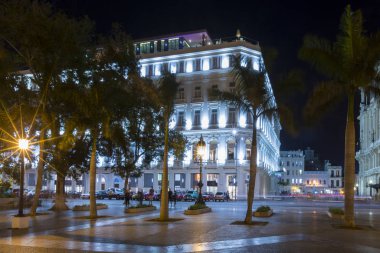  Paseo de Marti 'deki Hotel Inglaterra ve Gran Teatro de La Habana' nın (Paseo del Prado) gece görüşü - Havana Küba. 