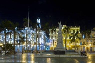 Paseo de Marti 'deki Hotel Inglaterra ve Gran Teatro de La Habana' nın (Paseo del Prado) gece manzarası Havana Cuba. 