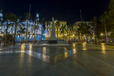 Paseo de Marti 'deki Hotel Inglaterra ve Gran Teatro de La Habana' nın (Paseo del Prado) gece manzarası Havana Cuba. 