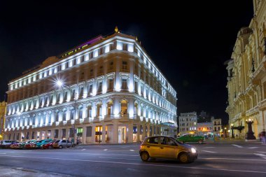  Paseo de Marti 'deki Hotel Inglaterra ve Gran Teatro de La Habana' nın (Paseo del Prado) gece görüşü - Havana Küba. 