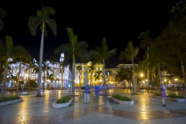 Paseo de Marti 'deki Hotel Inglaterra ve Gran Teatro de La Habana' nın (Paseo del Prado) gece manzarası Havana Cuba. 