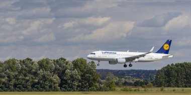 Macaristan Budapeşte 28 Ağustos 2019: Lufthansa Airbus 320 D-Aiur yolcu uçakları Budapeşte uluslararası havaalanına inmek üzeredir.. 