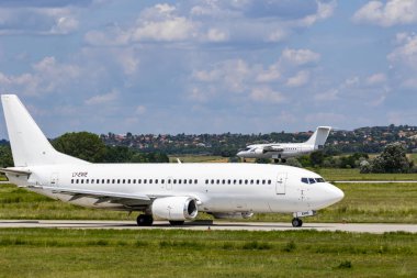 Macaristan Budapeşte 05: 2019: Uluslararası havaalanında yoğun bir günde kalkmayı bekleyen yolcu jetleri (GetJet Airlines, Eurowing ve Lufthansa gibi).