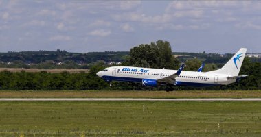 Macaristan Budapeşte 15 Eylül 2019: Blueair Yolcu uçağı bir Airbus 320 Budapeşte uluslararası havaalanına inmek üzeredir. G