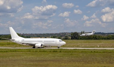 Macaristan Budapeşte 26 Eylül 2019: Budapeşte uluslararası havaalanında kalkışa hazırlanan bir Boeing 737 yolcu uçağı. G