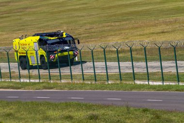 Budapeşte Macaristan 22 Eylül 2019: Uluslararası havaalanı pistinin sonunda acil durum / itfaiye aracı kısa bir tatbikat gerçekleştirdi.   