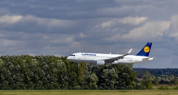 Ungern Budapest Aug 2019 Passagerarflyg Lufthansa Airbus 320 Aiur Väg — Stockfoto