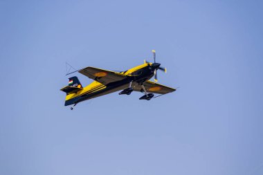 Budaors Macaristan 1 Ağustos 2019: Budaors Hava Gösterisi. Bir Corvus CA41 yarışçısı halk için akrobatik uçuyor..