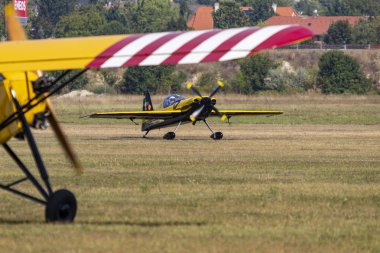 Budaors Macaristan 1 Ağustos 2019: Budaors Hava Gösterisi. Bir Corvus CA41 yarışçısı halk için akrobatik uçuyor..