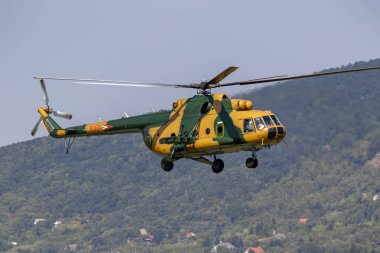   Budaors Macaristan 1 Ağustos 2019: Mi-17 Sovyet askeri helikopteri, Budaors Hava Gösterisi pisti üzerindeki gösteri uçuşunda roket fırlatma podlarıyla birlikte inşa edildi..
