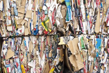 Renkli eski karton kutular yığını