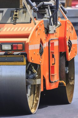 kırmızı ve sarı bir traktör görüntüsü