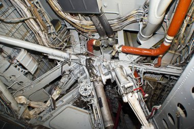 Arabanın motor parçaları.