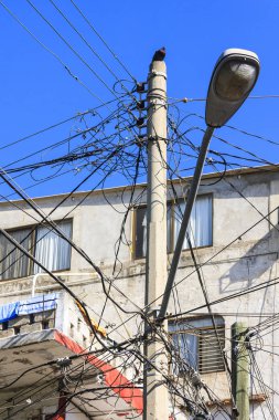 Kablolar mavi gökyüzü ve evin arka planına karşı