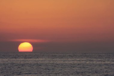 Denizin üzerinde güzel bir gün batımı