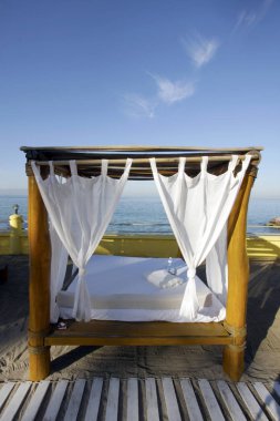 Deniz kıyısında güzel beyaz plaj sandalyeleri