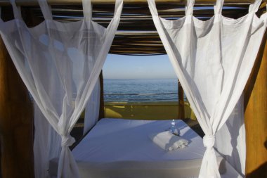 Mavi gökyüzü ile güzel beyaz deniz plajı